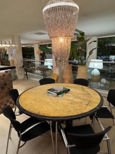 多列毛利诺斯Apartamentos Buendia Suites - Torremolinos Centro的圆形桌子、椅子和吊灯
