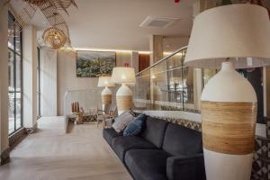多列毛利诺斯Apartamentos Buendia Suites - Torremolinos Centro的客厅配有沙发和两盏灯。