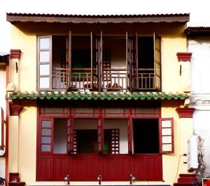 un edificio con porta rossa e balcone di Kuching Waterfront Lodge a Kuching