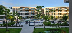 a resort with a swimming pool and a building at Resort de Luxo em Muro Alto - Porto de Galinhas in Ipojuca