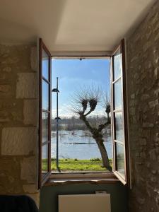 una finestra in una camera con vista su un albero di Écrin de Loire a Pouilly-sur-Loire
