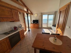カオルレにあるATTIC PARADISE Big Terrace on the Sea - AGENZIA COCALの海の景色を望むキッチン(テーブル付) +10枚の写真