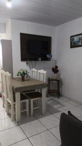 Televisyen dan/atau pusat hiburan di Apartamento em Imbituba, praia da Vila