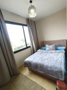 Un dormitorio con una cama y una ventana grande. en Azha ain sokhna, en Ain Sokhna