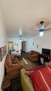 ein Wohnzimmer mit Sofas, einem Sofa und einem Tisch in der Unterkunft Localização Imbatível! A 98m da Praia do Forte com Conforto, Ar-Condicionado e Estacionamento! in Cabo Frio