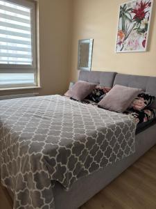 Ένα ή περισσότερα κρεβάτια σε δωμάτιο στο Apartament Delfin Wspólna Centrum -Kielce Główne -Garaż Podziemny -f-vat
