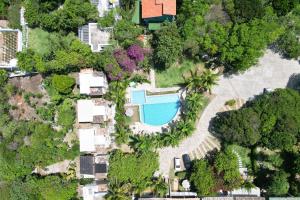 ピパにあるCond Vista Hermosa - Casas 2 quartos by Pipa Centroのプール付きの家の航空写真