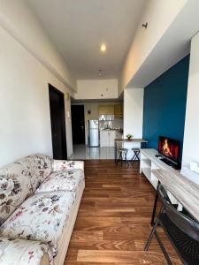 Un televizor și/sau centru de divertisment la Apt Casa De Parco 1BR With WiFi, Pool & Netflix by Damaresa
