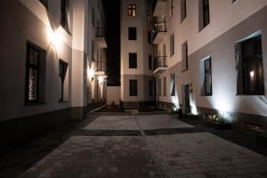 un vicolo vuoto in un vecchio edificio di notte di DREAM APARTMENTS - Wschodnia 34 a Łódź