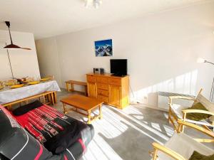 Μια τηλεόραση ή/και κέντρο ψυχαγωγίας στο Appartement au pied des pistes avec balcon et animaux acceptés - FR-1-516-10