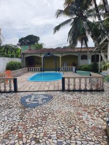 a house with a swimming pool in the yard at Aconchego do Viana in Belém