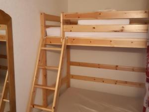une chambre avec deux lits superposés et une échelle dans l'établissement Studio avec garage privé au pied des pistes, Les Deux Alpes - FR-1-516-82, à Les Deux Alpes
