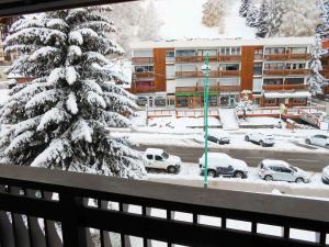 a view of a parking lot with a snow covered tree at Charmant 3 pièces aux Deux Alpes, proche pistes, animaux acceptés - FR-1-516-98 in Les Deux Alpes