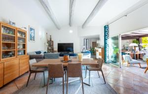 Μια τηλεόραση ή/και κέντρο ψυχαγωγίας στο Cozy Home In Graveson With Wifi