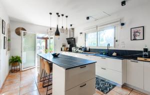Η κουζίνα ή μικρή κουζίνα στο Cozy Home In Graveson With Wifi +22 φωτογραφίες