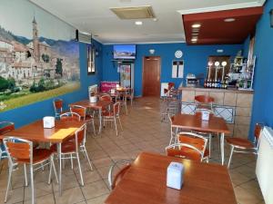 a dining room with wooden tables and chairs at Hotel Restaurante El CID in Torres de Albarracín