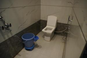a bathroom with a toilet and a trash can at Hotel Jawahar Ji Pandya and Restaurant in Khātu +45 photos