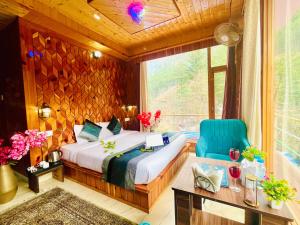 卡索尔Hotel Oscar的一间卧室，配有一张床、一张书桌和一扇窗户