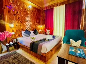 卡索尔Hotel Oscar的一间卧室，里面有一张床、一把椅子和一张桌子