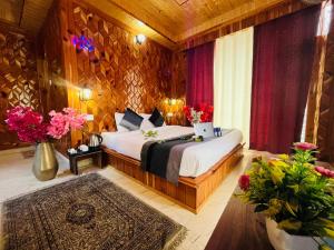 卡索尔Hotel Oscar的卧室里有一床,鲜花盛开