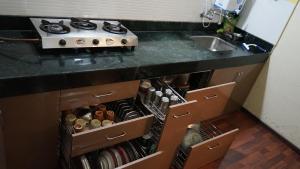 un bancone da cucina con fornelli e lavello di The Countryside Cottage in Mulshi a Mulshi
