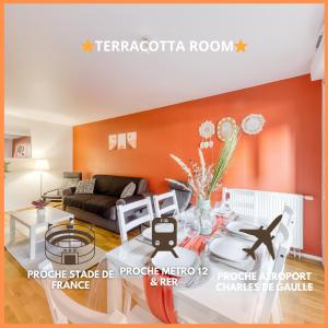 a living room with a couch and a table at Terracotta Room - Proche Stade de France & CDG & Paris in Saint-Denis