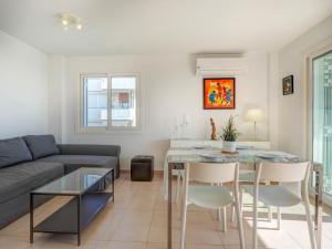Et opholdsområde på Balmins White by Hello Homes Sitges + 23 billeder