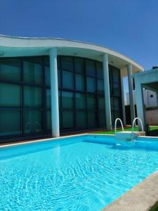 un edificio con una piscina di fronte a un edificio di Villa 4 Rooms, Swiming Pool Pink a Palmela
