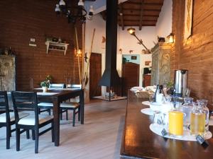 una sala da pranzo con tavolo, sedie e succo d'arancia di El Descanso Cafayate a Cafayate