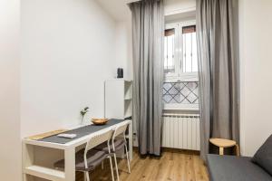 a small apartment with a desk and a window at EMMAS Home cologno monzese in Cologno Monzese