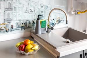 Eine Obstschale steht auf der Arbeitsplatte neben dem Waschbecken. in der Unterkunft MrResidence in Sînpetru
