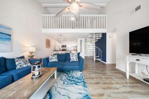TV a/nebo společenská místnost v ubytování Cotton Bayou 7H by Vacation Homes Collection