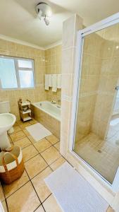 Ένα μπάνιο στο Rexford Cottage