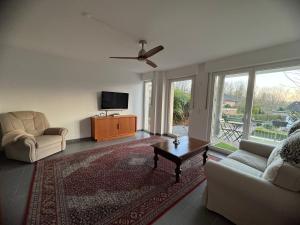 a living room with a couch and a tv at Ferienwohnung am Hermannsweg in Tecklenburg
