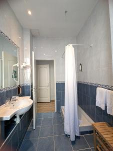 Koupelna v ubytování H33 Hôtel