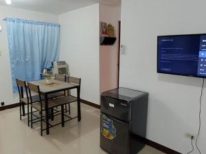 TV a/nebo společenská místnost v ubytování Rustic2BR near Clark Airport