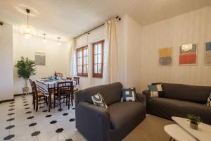 Posezení v ubytování Big Beach Villa S Andrea- Privat Parking-Netflix-Self Ck -450m From the beach