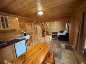 kuchnia i jadalnia ze stołem w kabinie w obiekcie Chalet Sofia w Borowcu