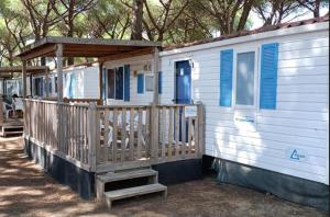 Budova, kde se kemp nachází