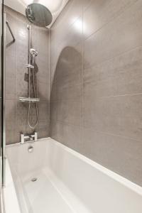Koupelna v ubytování Lovely Central Brentwood Flat + 21 fotografií