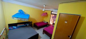 Letto o letti in una camera di Tony's Garden House Back Packers inn