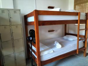 a bunk bed room with two bunk beds and a locker at Nómadas Hostel in Moyogalpa