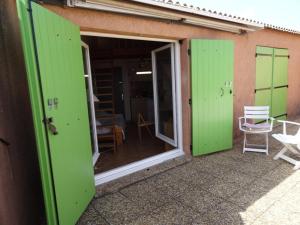 Patio lub wspólna przestrzeń na świeżym powietrzu w obiekcie Appartement climatisé 2 pièces avec solarium pour 4 personnes, parking privé, proche plage - FR-1-335-166