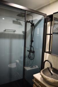 a bathroom with a shower and a sink at B&B Peelgoed in Kronenberg +32 photos