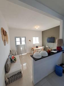 cocina con encimera y sofá en una habitación en Tô em casa Tamandaré, en Tamandaré