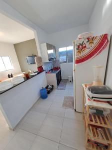 una cocina con encimera y refrigerador en Tô em casa Tamandaré, en Tamandaré