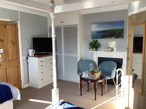 Телевизор и/или развлекательный центр в Haelarcher Farmhouse and Helicopter B&B