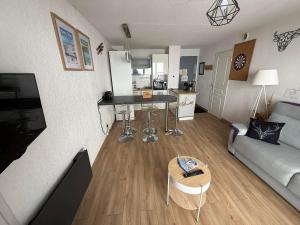 Kuchyňa alebo kuchynka v ubytovaní Appartement 2 pièces, les Chalets de Super-Besse