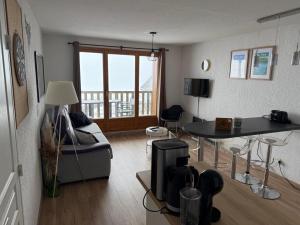 Televízia a/alebo spoločenská miestnosť v ubytovaní Appartement 2 pièces, les Chalets de Super-Besse