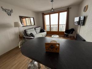 Posedenie v ubytovaní Appartement 2 pièces, les Chalets de Super-Besse
